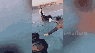 Video: Ngư dân dùng cần câu giải cứu ba người rơi xuống hồ băng