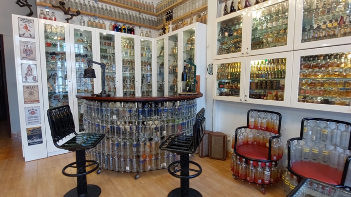 Video: Người đàn ông biến chai lọ bỏ đi thành đồ nội thất tuyệt đẹp