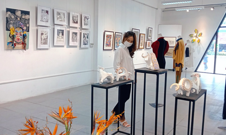 Sinh viên Đại học Kiến trúc Hà Nội mở triển lãm mỹ thuật đón xuân 2022