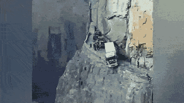 Video: Tài xế lùi xe tải, cabin treo lơ lửng trên vách núi