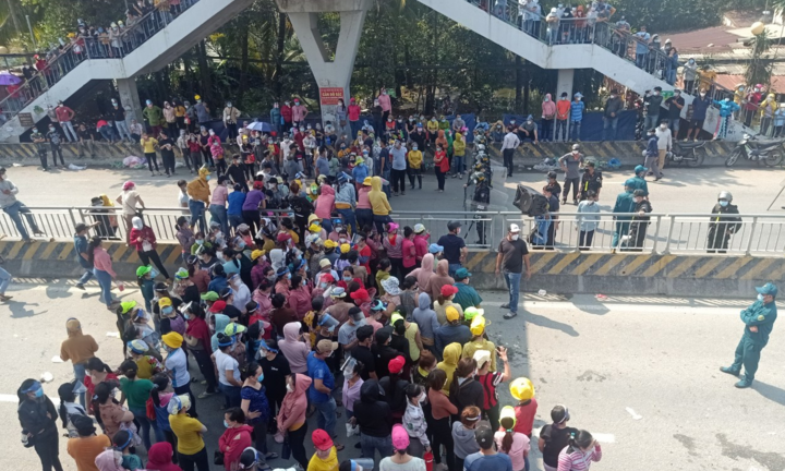 Công ty PouChen giảm thưởng Tết, công nhân ngừng việc, tràn ra Quốc lộ 1K