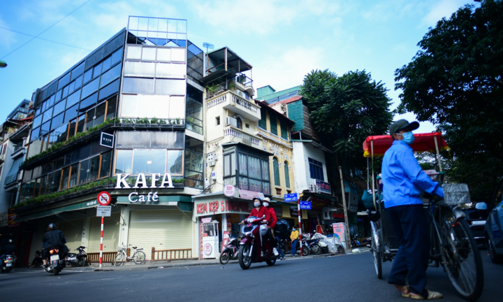 Hàng ăn, chuỗi cà phê ở Hà Nội đóng cửa, không bán mang về
