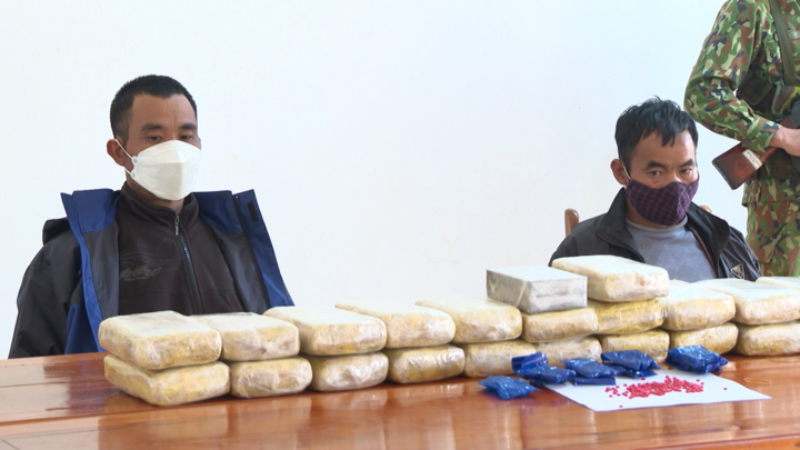 Video: Bắt 3 người, thu giữ 144.000 viên ma túy tổng hợp, 12 bánh heroin