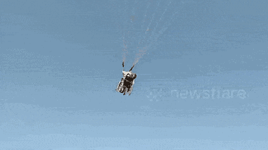 Video: Người đàn ông tàn tật bay trên xe lăn ở Ấn Độ