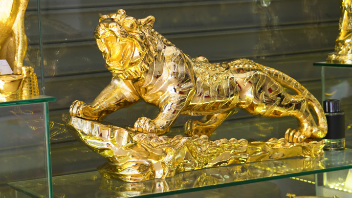 Video: Cận cảnh quy trình chế tác tượng hổ mạ vàng