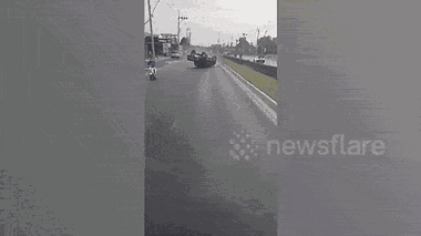 Video: Kinh ngạc ô tô bay qua dải phân cách, hai vợ chồng thoát chết