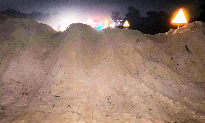 Chạy xe máy tông vào đống cát, 4 người trong gia đình thương vong