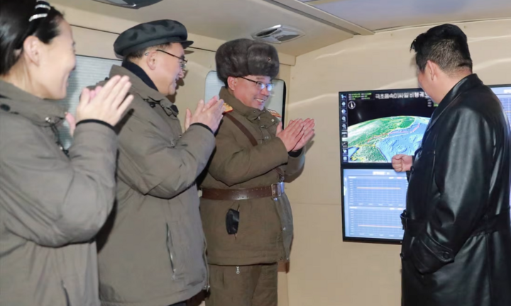Ông Kim Jong-un kêu gọi tăng cường sức mạnh quân sự sau khi quan sát thử tên lửa