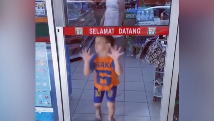 Bị cánh cửa 'đánh lừa', cậu bé ngã sõng soài