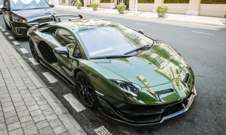 Cận cảnh Lamborghini Aventador SVJ màu độc trên phố Sài Gòn