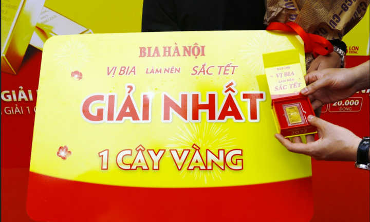 Nhận thưởng 1 cây vàng, khách hàng mừng đón Tết tài lộc với CTKM của Bia Hà Nội