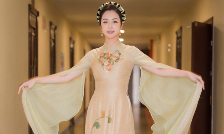 Jennifer Phạm khoe sắc rạng ngời trong tà áo dài