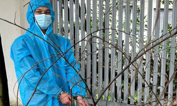 Hà Nội: Bắt F0 cầm dao xông vào nhà, đe doạ 'em là cướp đây'