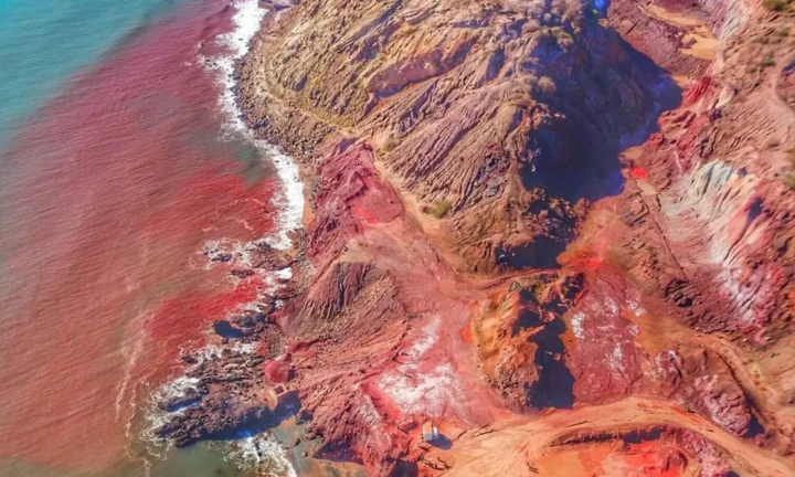 Hòn đảo độc nhất hành tinh với bờ biển đỏ như máu, cát có thể chế thành món ăn