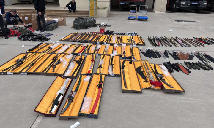 Phá đường dây mua bán đao kiếm, dùi cui điện, bình xịt hơi cay trên mạng