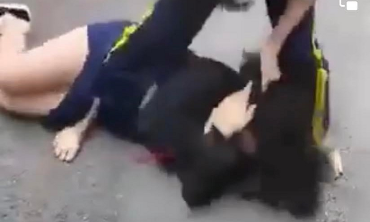 Đám bạn lao vào đánh hội đồng nữ sinh lớp 7, phụ huynh phải lên mạng kêu cứu