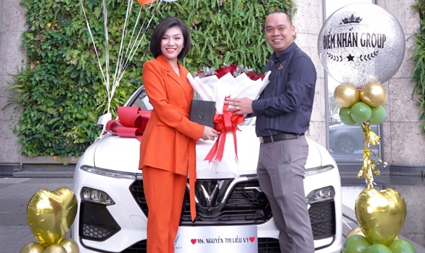 Tổng Giám đốc DNG Thái Phan Thanh Bình 'thưởng tết' xe ô tô cho nhân viên