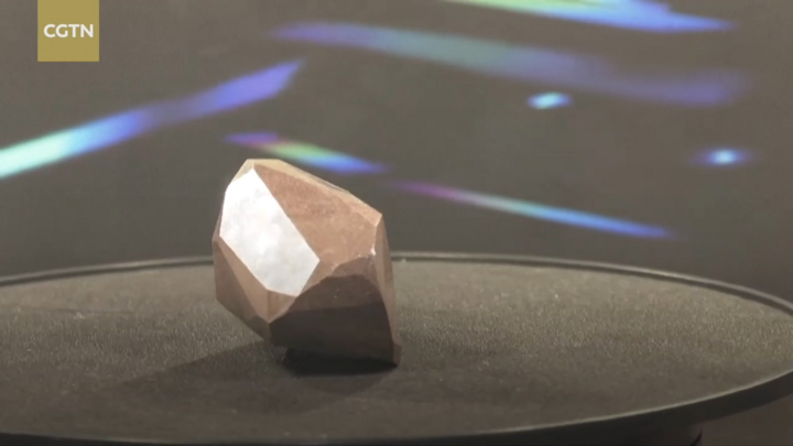 Video: Cận cảnh viên kim cương đen 2,6 tỷ năm trị giá 5 triệu USD