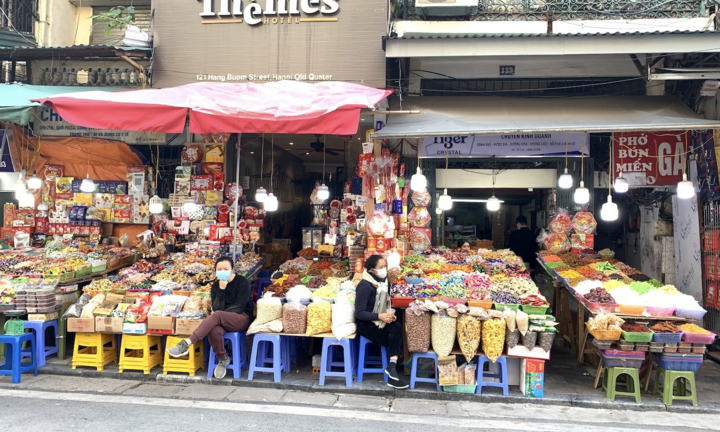 'Thủ phủ' bánh, mứt, kẹo Hà Nội ế ẩm, tiểu thương ngóng khách ngày cuối năm
