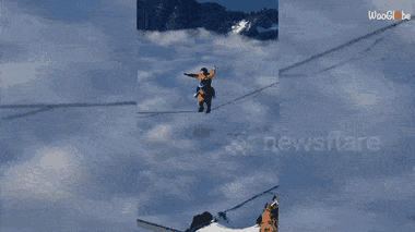 Video: Hóa trang thành khủng long đi trên dây ở độ cao 1.500m