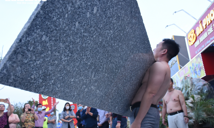 Ảnh: Cận cảnh 'người nam châm' ở Hải Phòng dính hút phiến đá 140kg