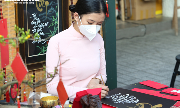 Những 'bà đồ' tuổi đôi mươi cho chữ tại phố ông đồ TP.HCM