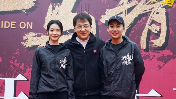 Cảnh vác đơn kiện trong vô vọng của diễn viên quần chúng Trung Quốc