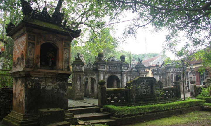 Rêu phong trên nghĩa trang các thái giám ở chùa Từ Hiếu