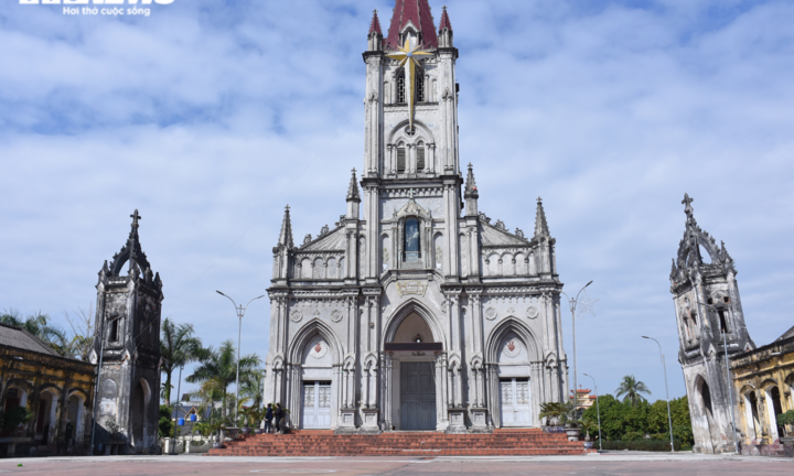 Chiêm ngưỡng vẻ cổ kính của cặp tháp nghiêng hơn trăm tuổi ở Hải Dương