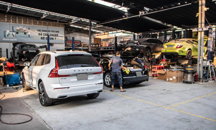 Garage bảo dưỡng siêu xe tấp nập dịp cận Tết Nguyên đán 