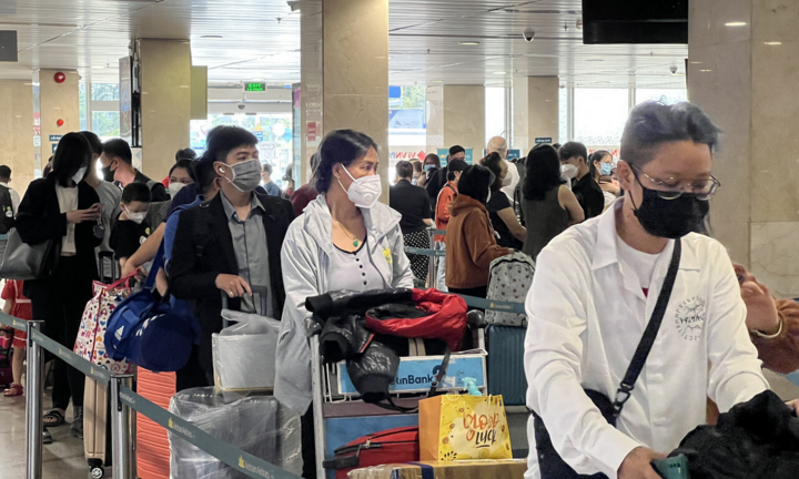 Hành khách chờ bay ở Tân Sơn Nhất: 'Bằng mọi giá tôi phải trở về dịp Tết này'