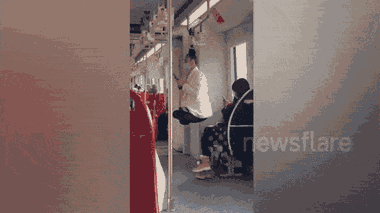 Video: Ngẫu hứng tập xiếc, cô gái treo mình lơ lửng trong tàu điện ngầm