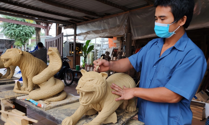 Ảnh: Nghệ nhân làng gốm Thanh Hà nhào đất sét, nặn tượng hổ đón năm mới