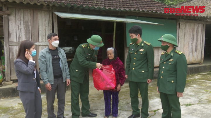 Video: Những suất quà nghĩa tình nơi biên giới khi Xuân về