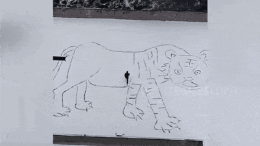 Video: Mừng năm mới, người đàn ông dùng chân vẽ hình hổ khổng lồ trên tuyết