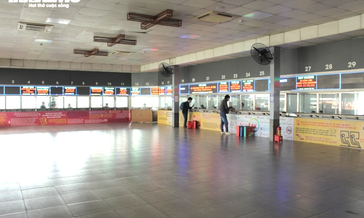 Ảnh: Bến xe Hà Nội 'vắng tanh như chùa Bà Đanh', hành khách ung dung nằm ngủ