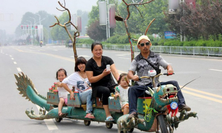 Các khoảnh khắc 'nghìn năm thấy một' biến đường phố thành 'rạp xiếc trung ương'