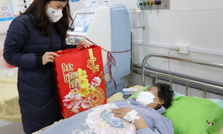 BHXH Việt Nam: Trao tặng gần 600 sổ BHXH, hơn 10 nghìn thẻ BHYT cho người dân