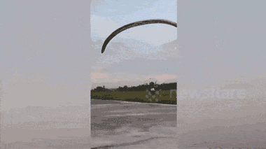 Video: Cất cánh bất thành, người chơi dù lượn rơi xuống ruộng lúa