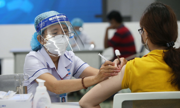 Tổ chức chiến dịch tiêm chủng vaccine thần tốc xuyên Tết