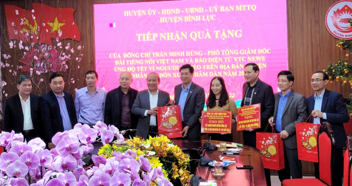 Lãnh đạo Đài Tiếng nói Việt Nam tặng quà người nghèo ở Hà Nam 