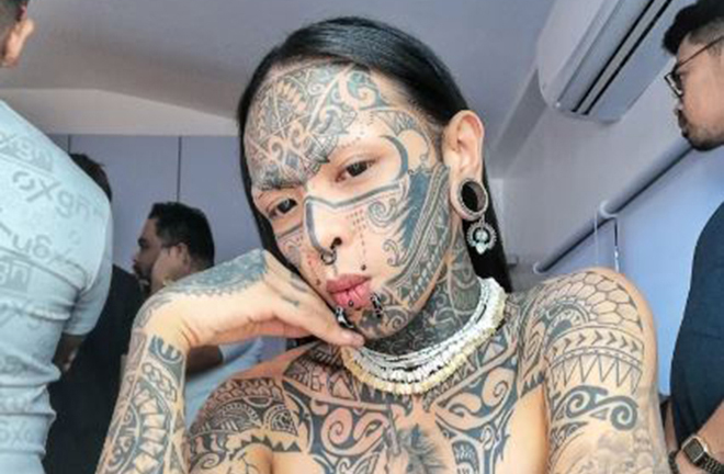 Xăm kín người, cô gái bị trừ tà ngay trên phương tiện công cộng