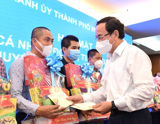 TP.HCM tri ân các tài xế 'chở bệnh nhân mắc COVID-19 đi tìm sự sống'