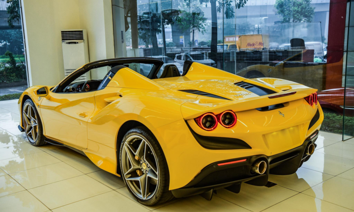 Chi tiết Ferrari F8 Spider với gói nội thất carbon tại Việt Nam
