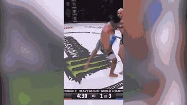 Video: Võ sĩ tung cú đá cực mạnh khiến đối thủ cắm đầu xuống sàn