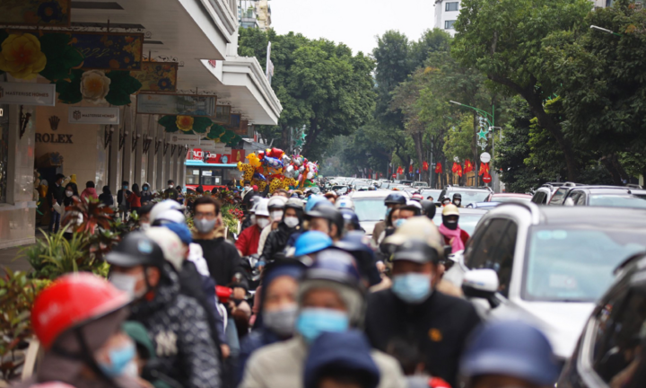 Các tuyến phố trung tâm Hà Nội kẹt cứng chiều mùng 1 Tết