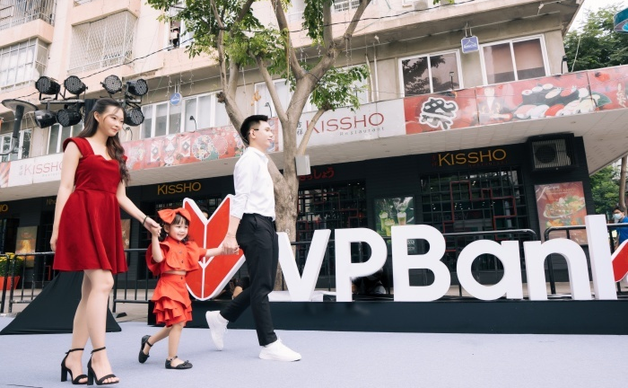 Bức tranh khổng lồ tại lễ hội đường sách TP.HCM hút khách tham quan