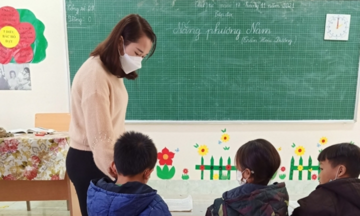 Không sóng điện thoại, không internet, học sinh vùng cao học online thế nào?