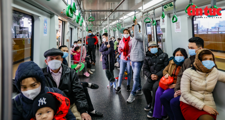 Du khách chen chân đi tàu điện Cát Linh-Hà Đông