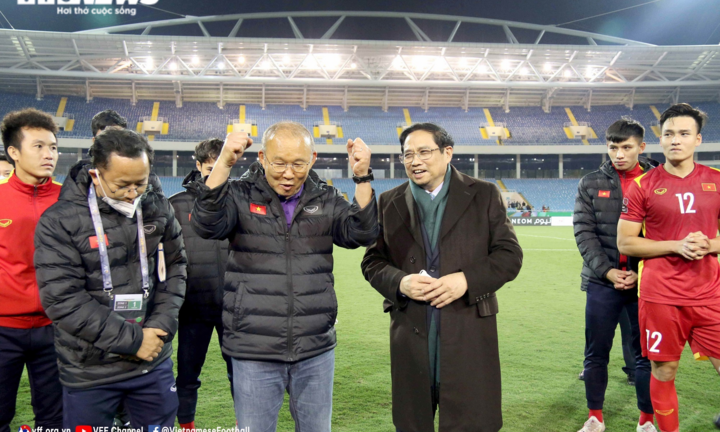 Ảnh: Thủ tướng Phạm Minh Chính xuống sân chúc mừng, tặng quà Tết tuyển Việt Nam